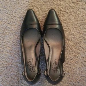 Life Stride Comfort Point Toe Kitten Heel